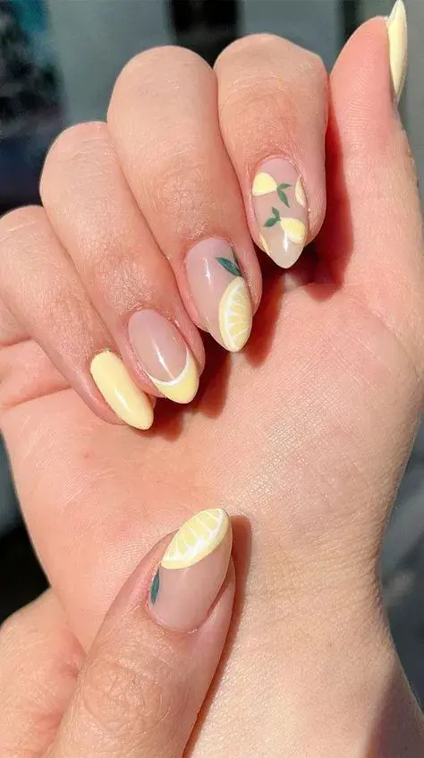 Un nail art ideal para uñas almendradas. Combina distintos diseños de limón, manicura francesa y esmaltado liso.