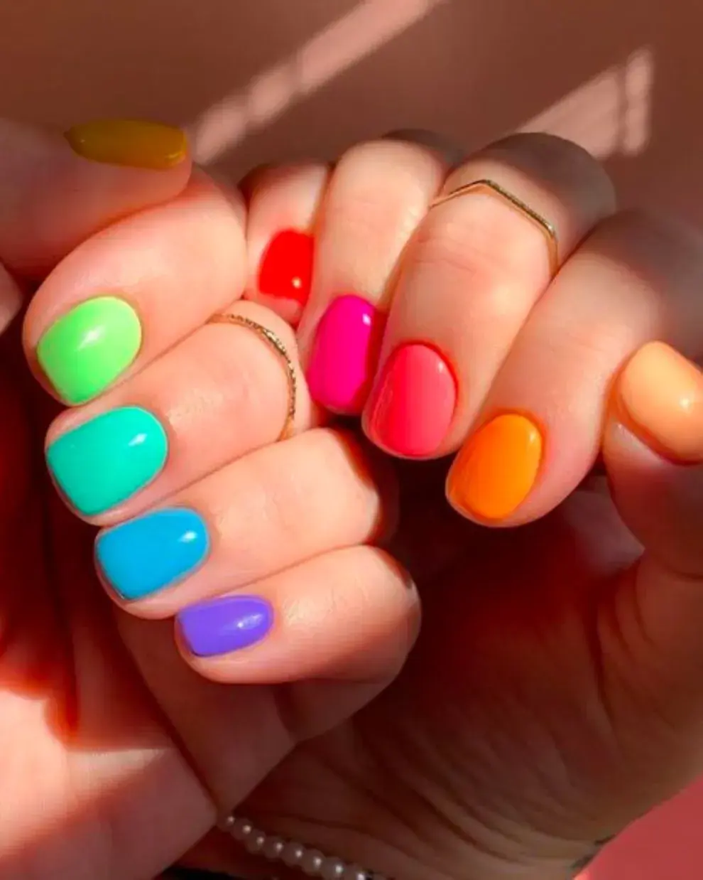 Colores vibrantes y súper brillantes, vas por los cálidos y los fríos en cada una de las manos.