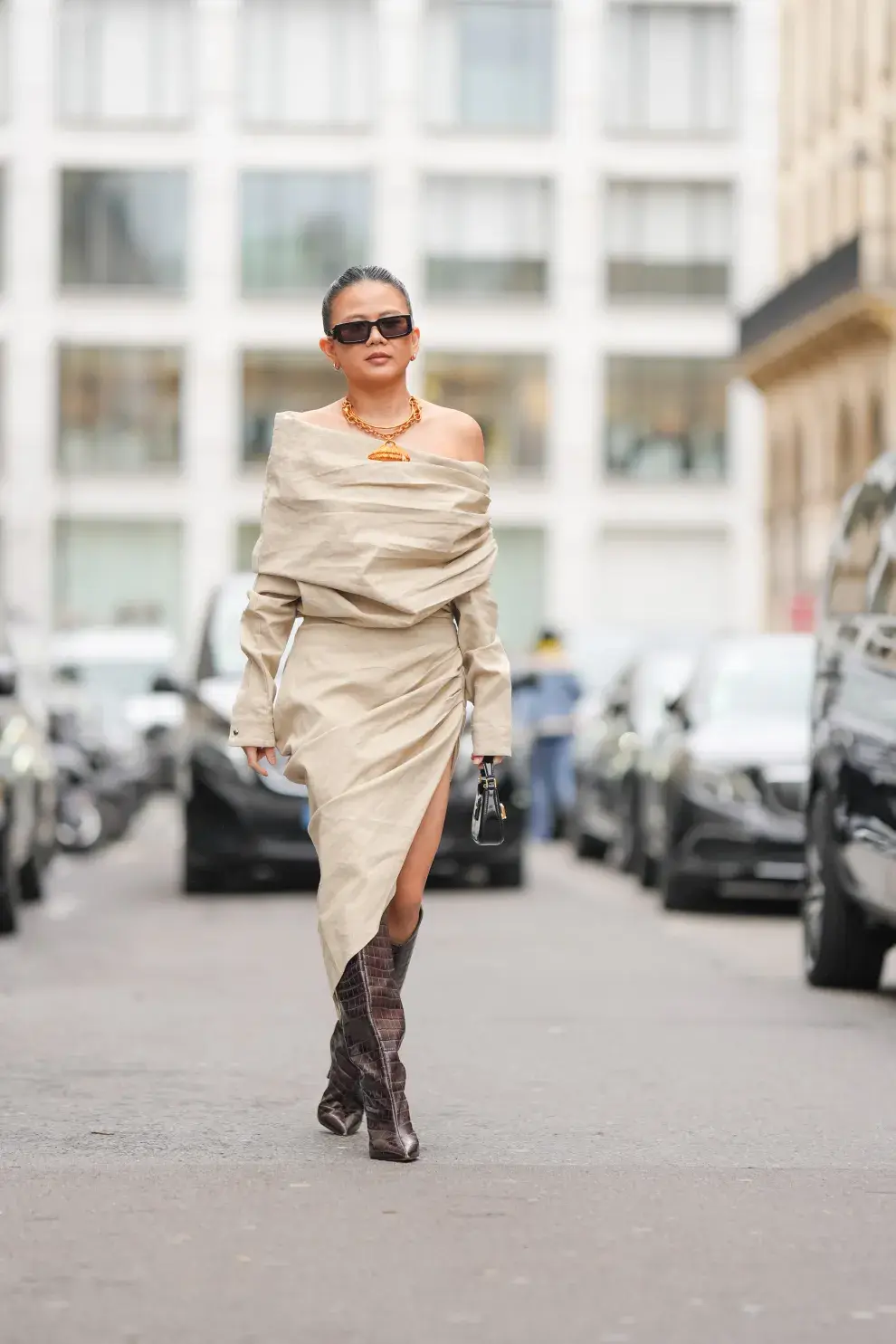 Vestido offshoulder irregular con tajo. Paleta nude, siempre si!