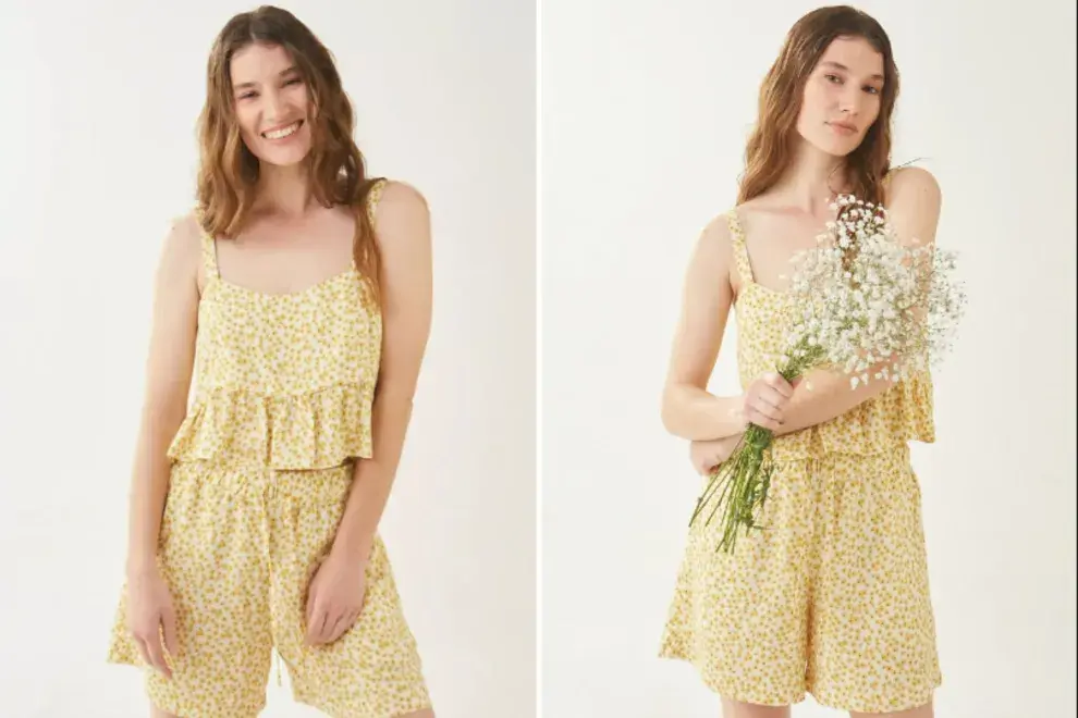 Otra opción dos en uno: para dormir y para ir a la playa. Conjunto de short y top con volado y breteles anchos. El short es de cintura ancha con elástico. Para hacer fiaca