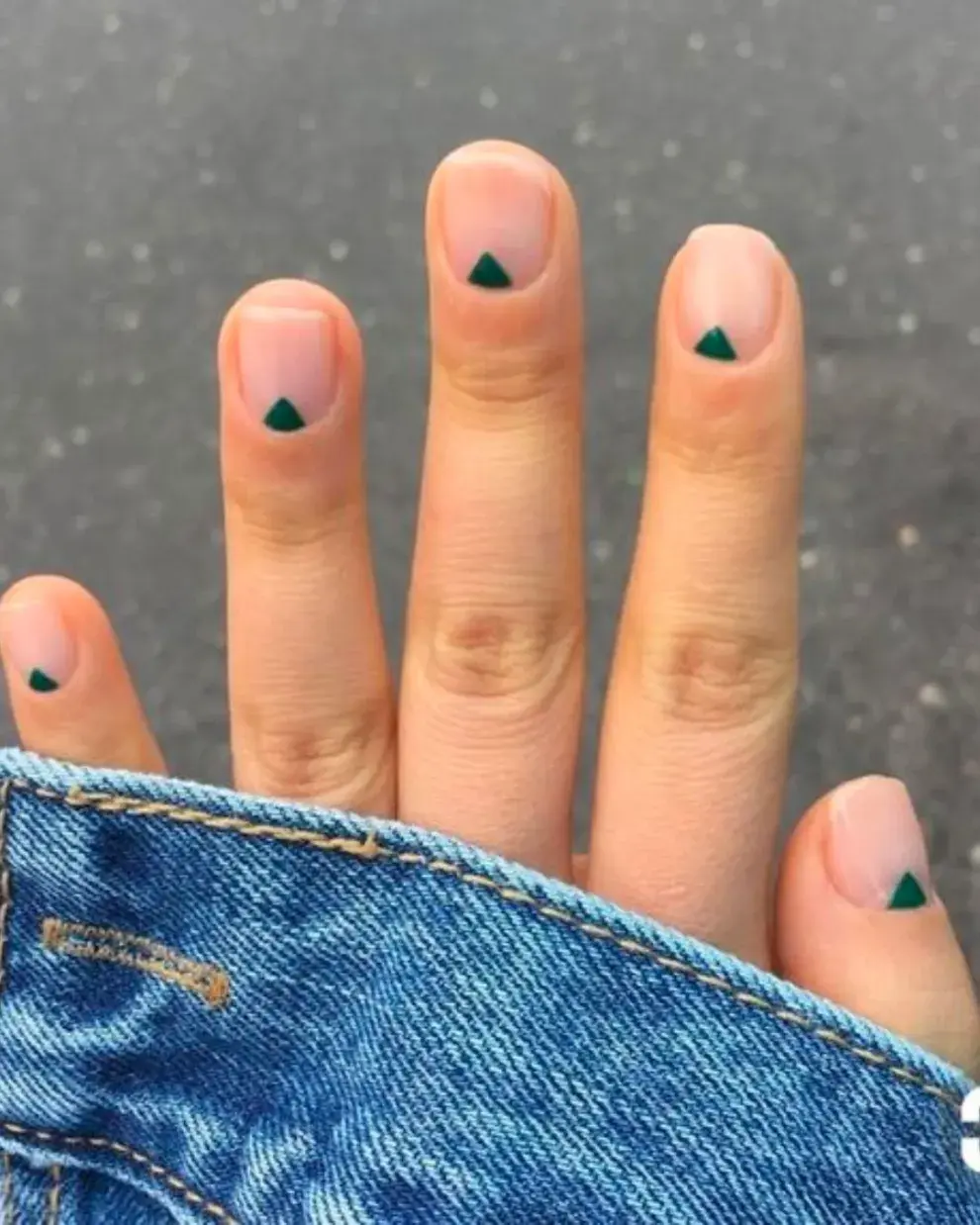 Sobre una base transparente, el detallecito de un pequeño triángulo.