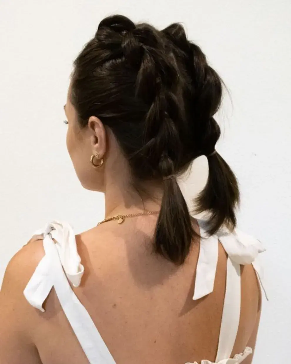 Ya sea con el pelo largo o corto, podés hacerte dos trenzas cocidas, la clave es hacerlas sueltitas para que de más plan relax.