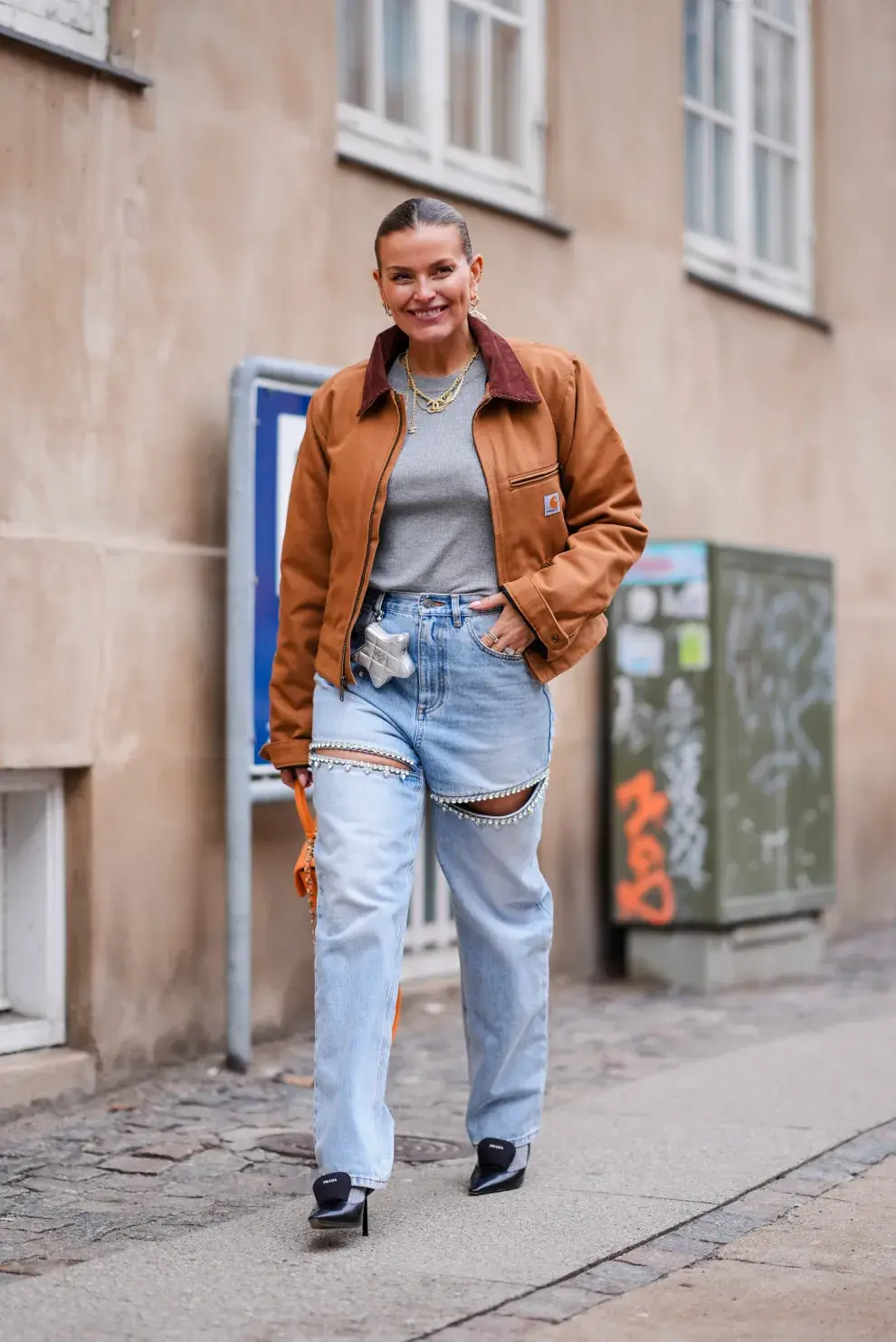 Cut out jean en un look comfy.