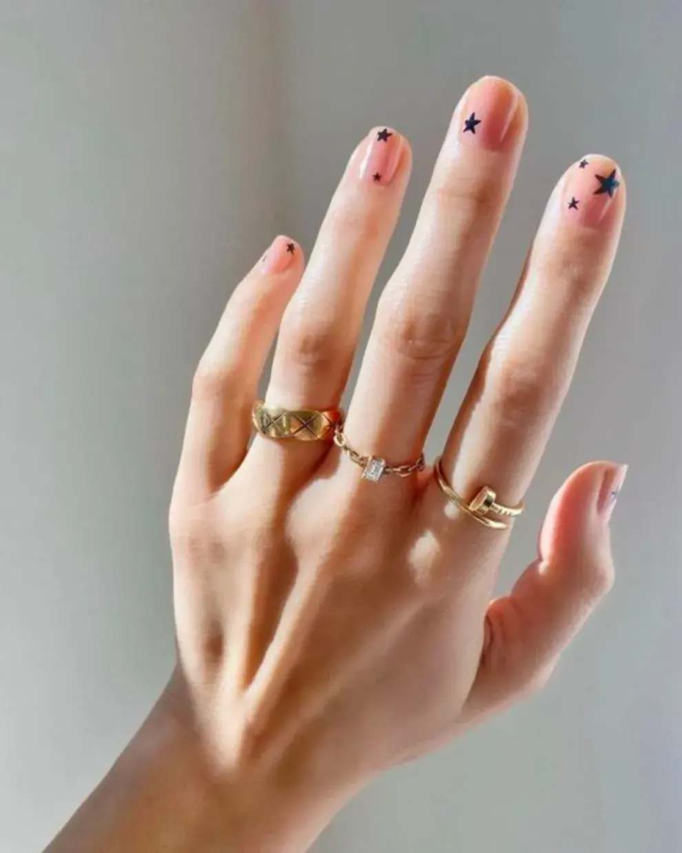 Sobre una base nude, unas estrellas de diferentes tamaños que hagan contraste.