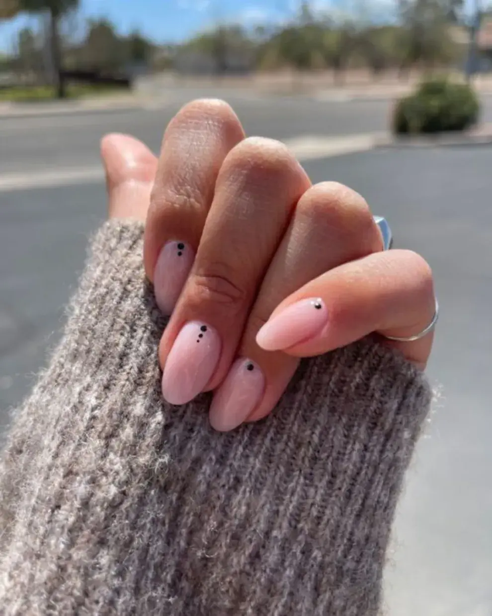 Muy fan de los dot nails, este diseño nos encanta porque es fácil y queda increíble.