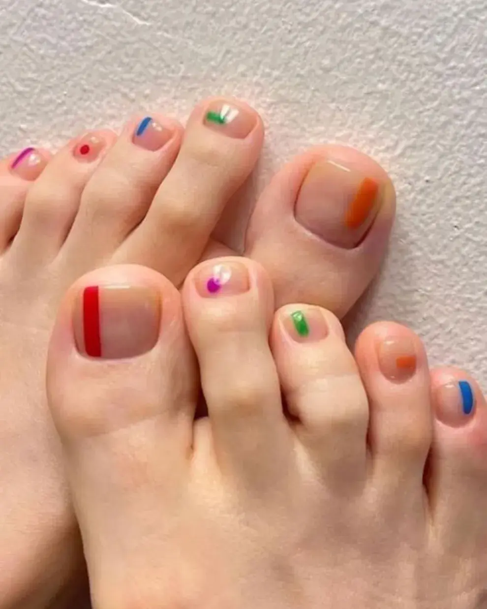 Sobre una base transparente, podés jugar con líneas y puntos de diferentes colores.