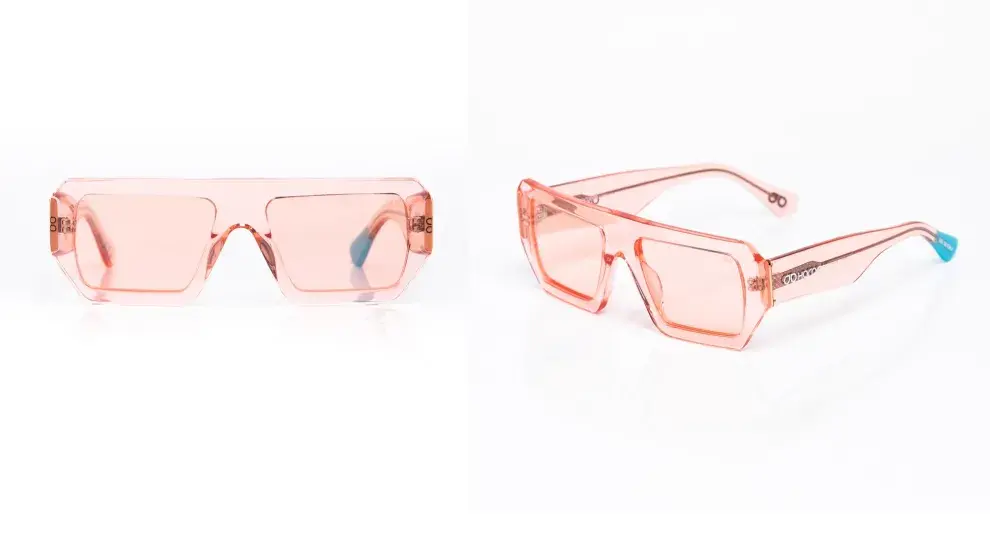 Rosa monocromático y patillas transparentes que marcan tendencia.