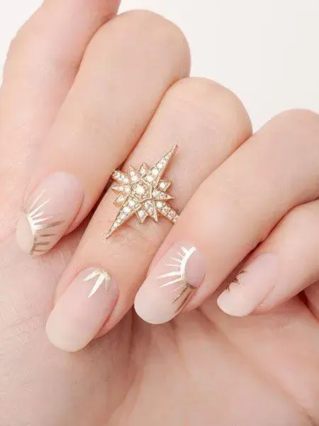 Para las amantes del sol, un nail art en dorado y sobre una base transparente.