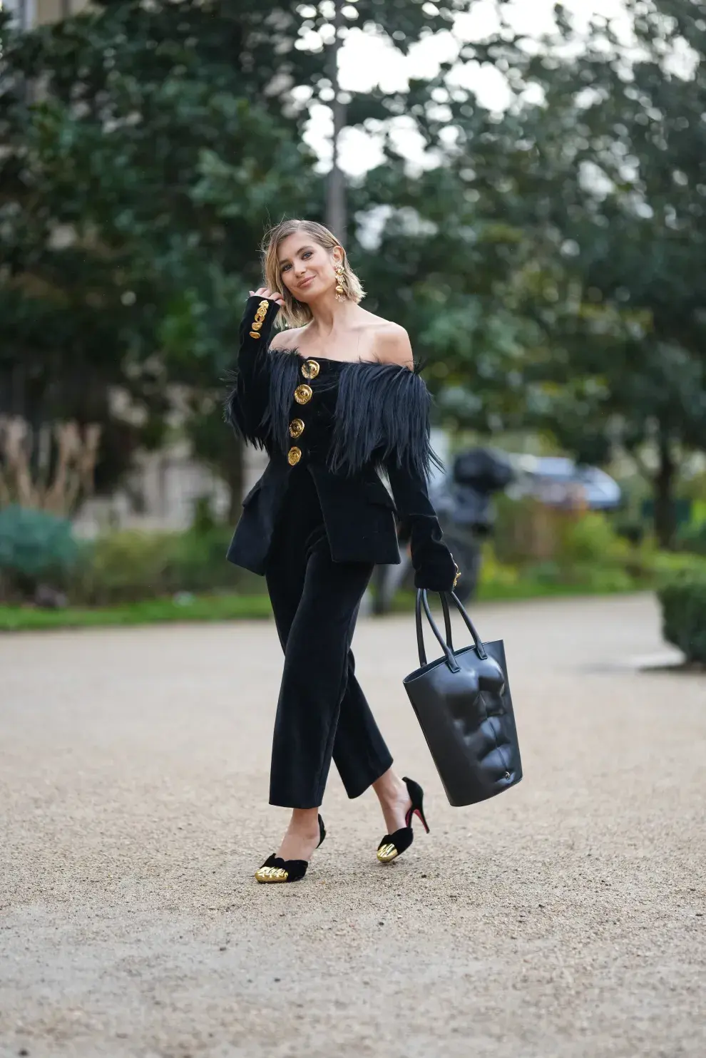 Plumas y total black en un outfit súper chic. 
