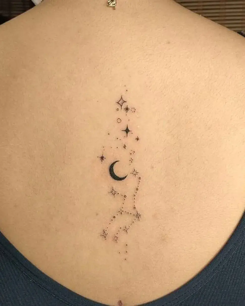 La luna, estrellas y una pequeña constelación.