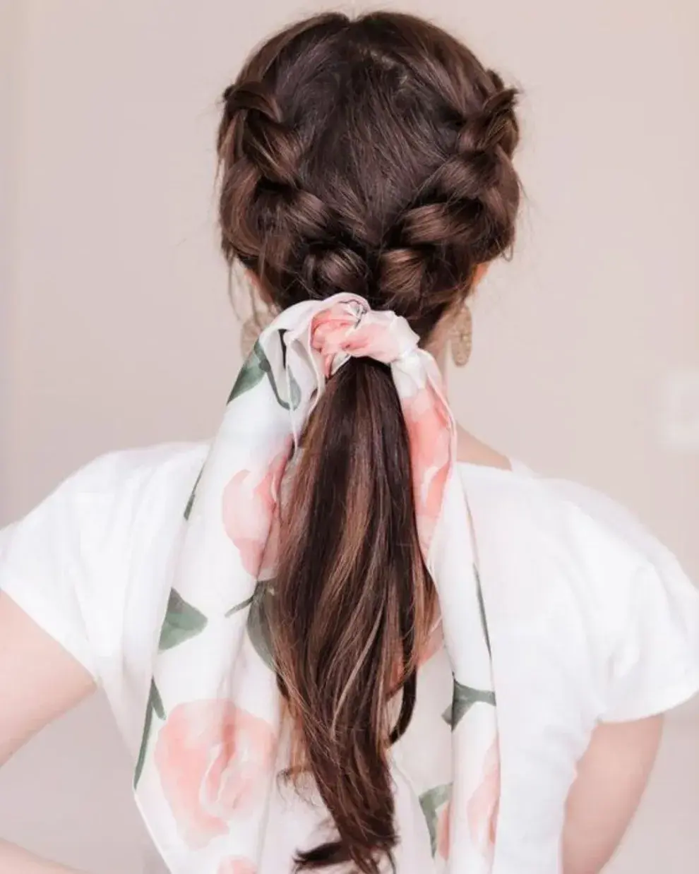 Ideal, sobre todo, si tenés mucho pelo: haces dos trenzas pero -esta vez- lo terminas en una colita baja. Sumale algún accesorio como un pañuelo o un broche copado.