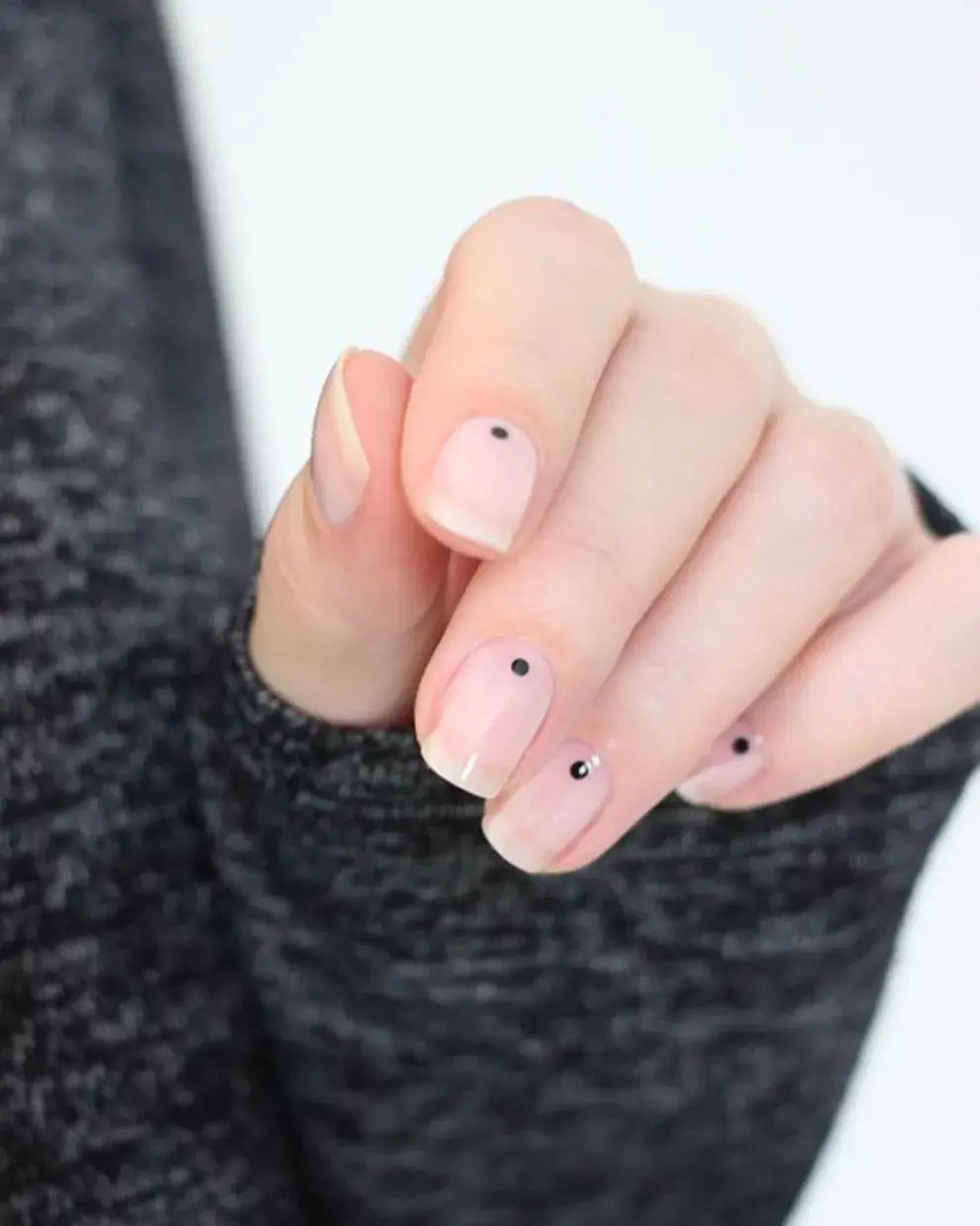 Sobre un esmalte transparente brillante, un pequeño dot de un color que contraste.