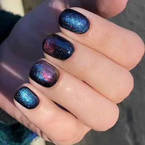 Uñas holográficas que simulan una visión del universo.