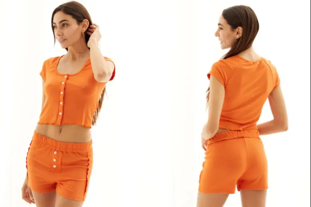 Sexy y cómodo a la vez, de morley color naranja para que nadie te pierda en la cama. Una remerita con botones suave que también podés usar con un jean. El short estilo masculino siempre es un hit. Piba Intimates