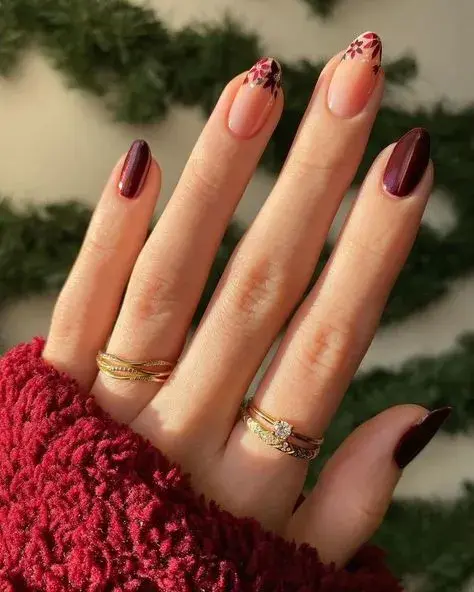Si sos fan de los nail arts más gráficos, podés probar este diseño que fusiona esmaltado liso con detalles florales en el mismo tono.