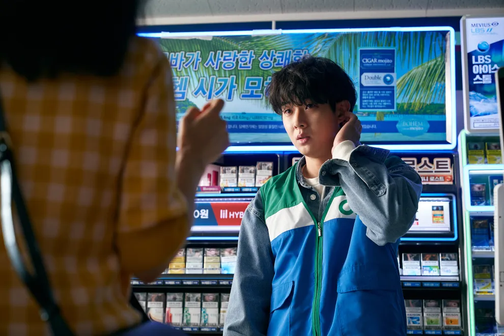 Choi Woo-shik es el protagonista de A Killer Paradoxy seguro lo conociste por su papel en Parasite.