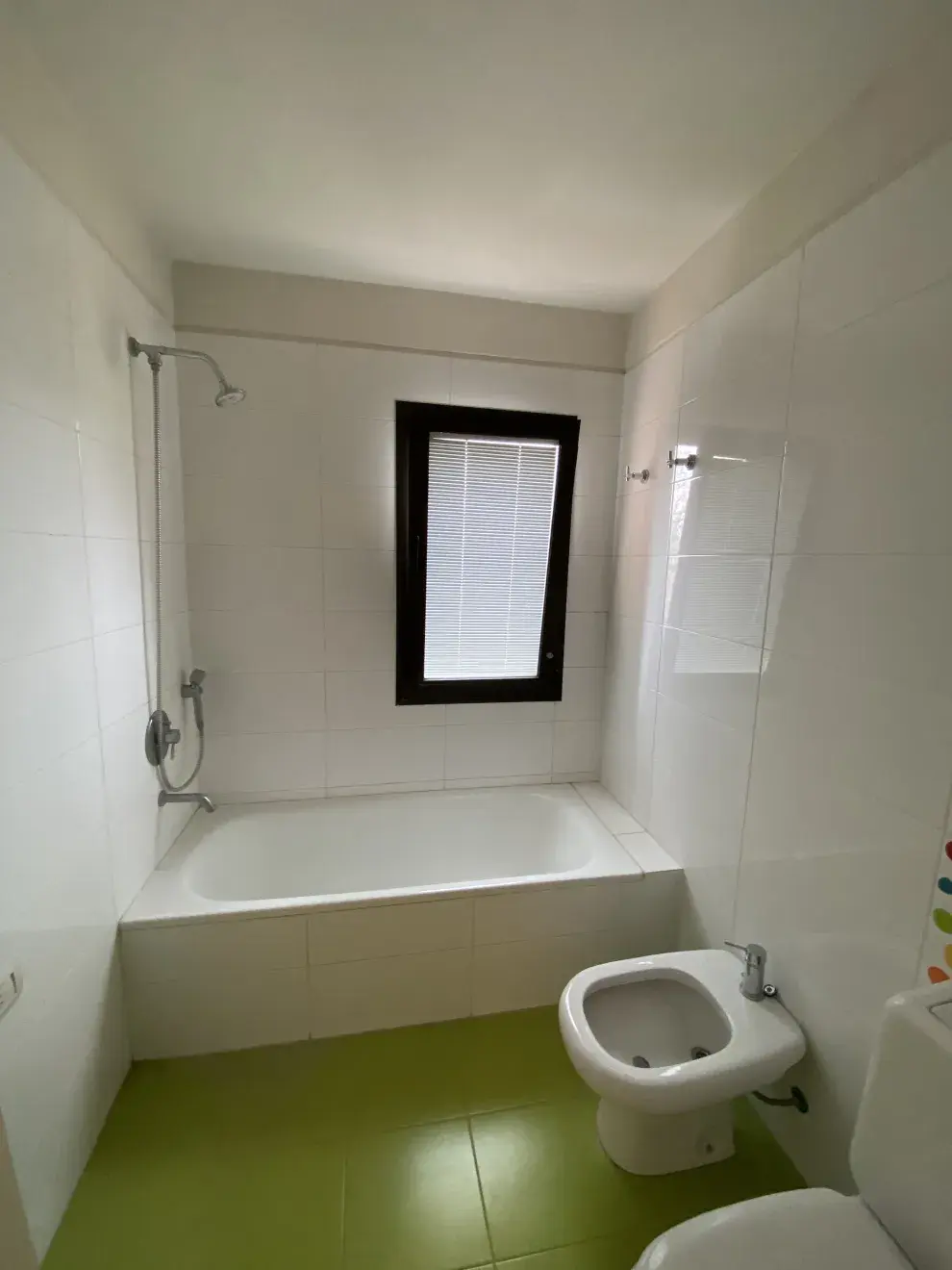 El piso y la zona de la bañera fueron cambiados por completos.