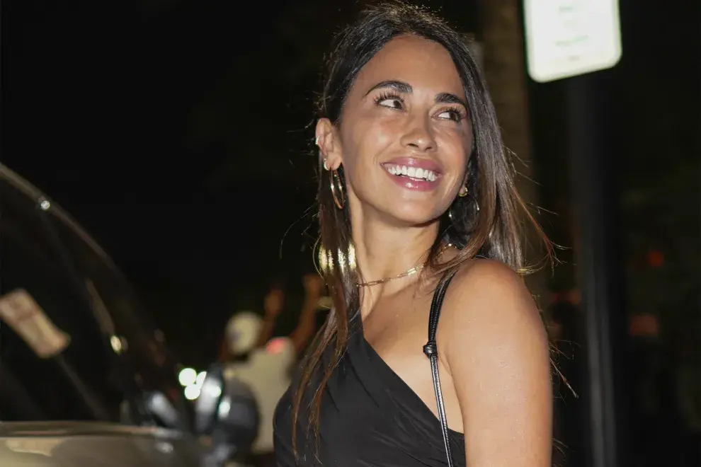 El look total black de Antonela Roccuzzo en una salida de chicas.