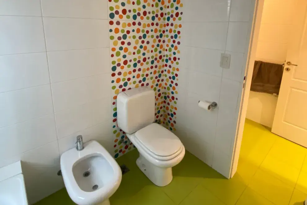 El colorido baño que la familia quiso remodelar.