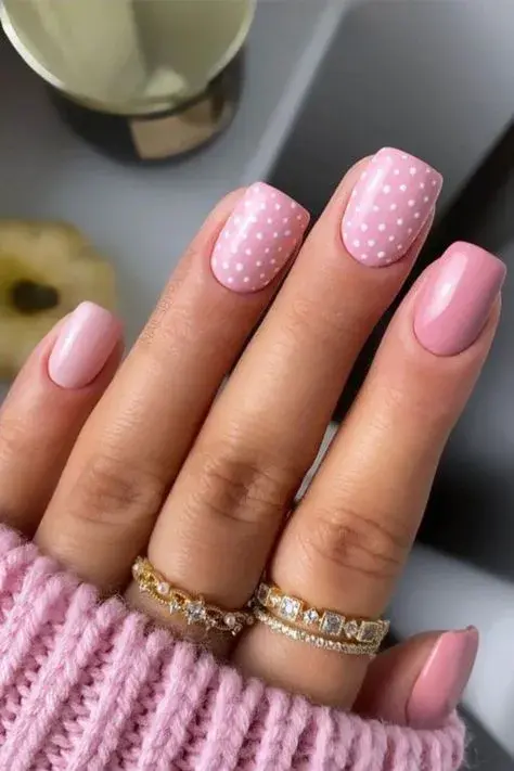 En rosa pastel con puntos más chiquitos que formen una trama completa sobre la uña. Para que hacer este diseño no sea tan trabajoso, lo ideal es llevarlo con algunas uñas totalmente lisas.
