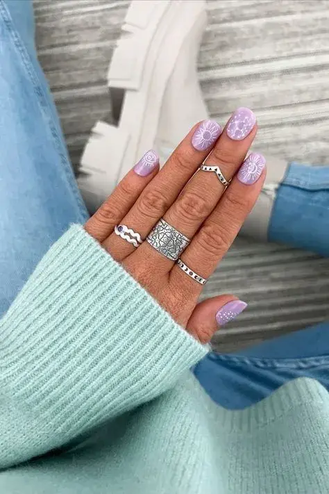 Podés llevar las "astro nails" en tonos pasteles, que también son tendencia esta temporada.