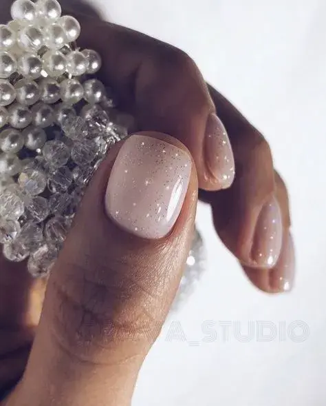 Un nail art sencillo que simula las estrellas. Esta opción es genial si te gusta la tendencia pero tu estilo es más minimalista.
