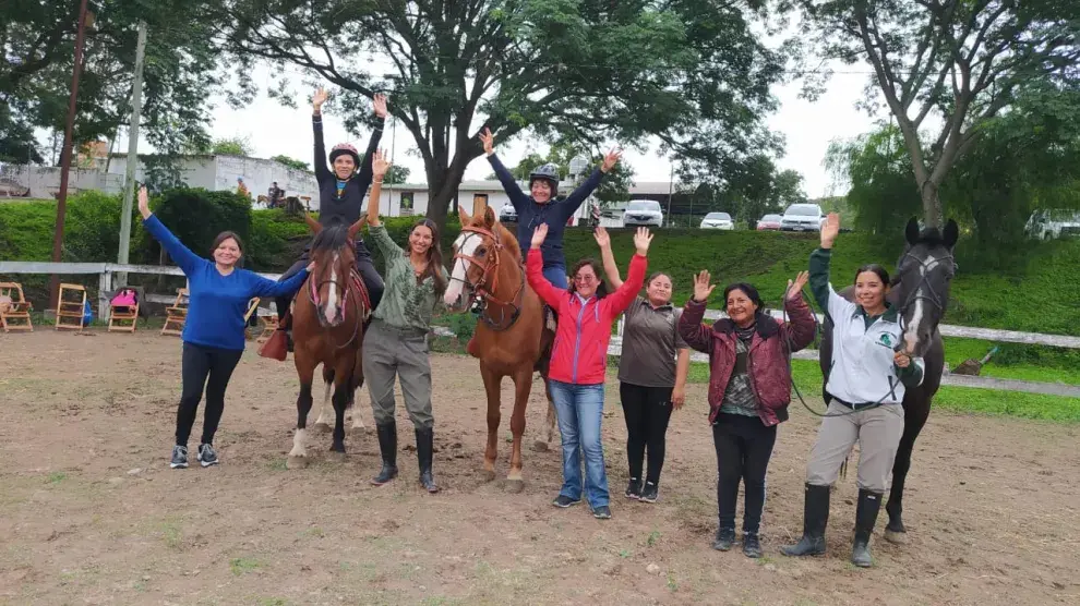 Víctimas de violencia de género recuperan las "riendas" de su vida gracias al trabajo terapéutico asistido por caballos.