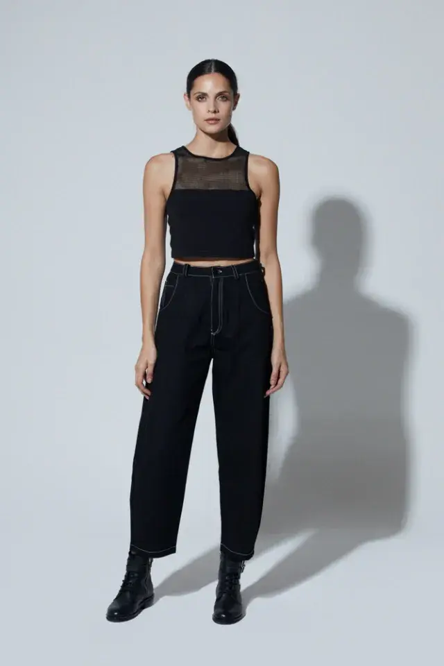 Un modelo en color negro siempre te ayuda a armar un outfit para una salidita nocturna. Conseguilo en @cibelesonline