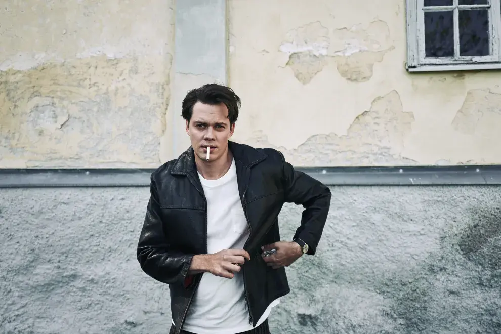 Bill Skarsgård protagoniza Clark, serie de Netflix que te recomendamos.