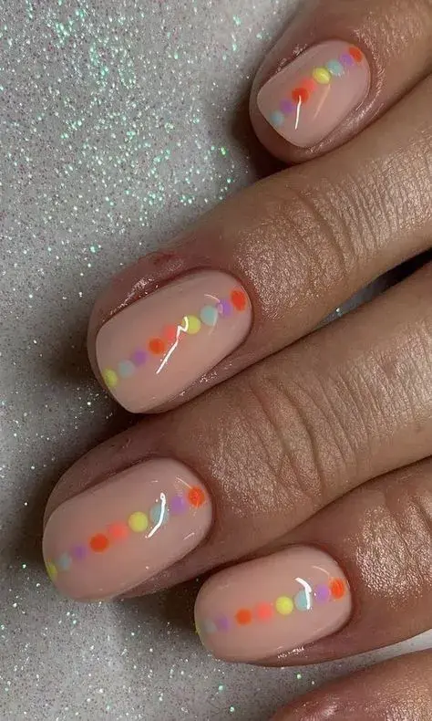 Con puntos de colores más fuertes y dibujados bien juntos en fila, para un estilo más power y divertido.