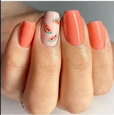 Si te gusta el nail art frutal pero querés algo más sobrio, este diseño es ideal porque lleva todas las uñas lisas y una sola con el detalle dibujado.