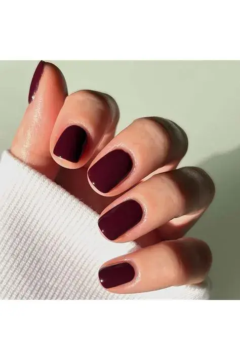 Bien clásicas: uñas cortas con esmalte liso en color chocolate.