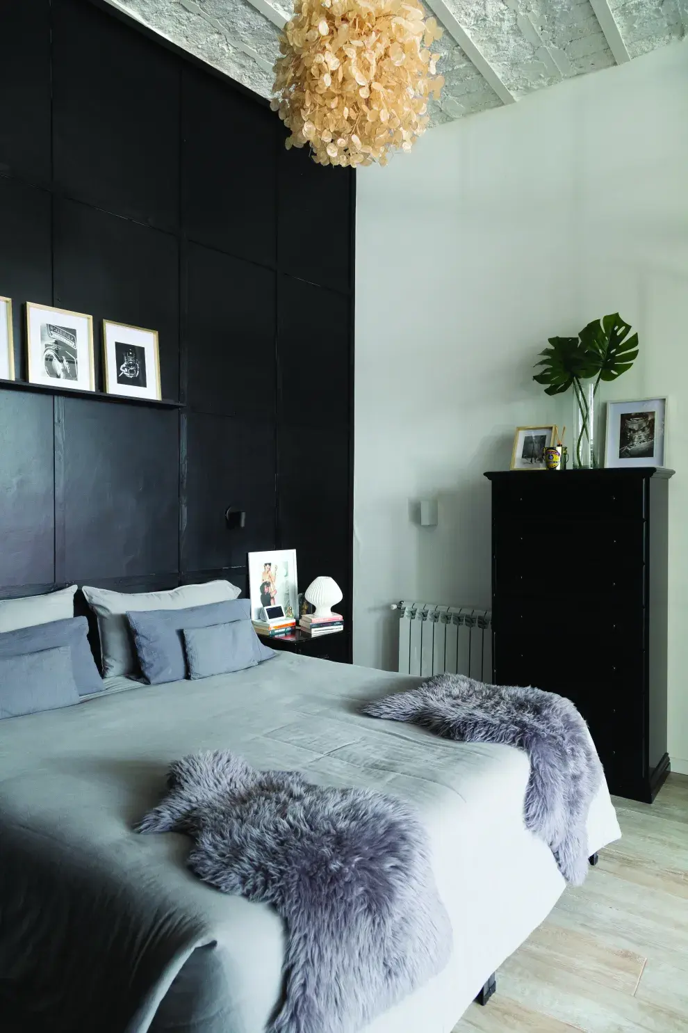 En su cuarto, como preferido, sobre la mesa de luz, UNA FOTOGRAFÍA de Kate Moss y Johnny Depp (@tiendacoolstuff). para seguir la paleta, el acolchado en gris ocuro (@Philomena).