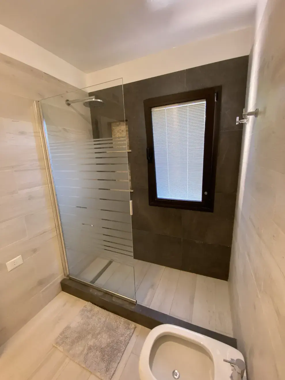 La zona de la ducha se remodeló por completo. Una mampara transparente le da un estilo moderno.