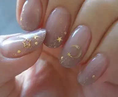 Una combinación de luna y estrellas en dorado (uno de los colores predilectos de las "astro nails").