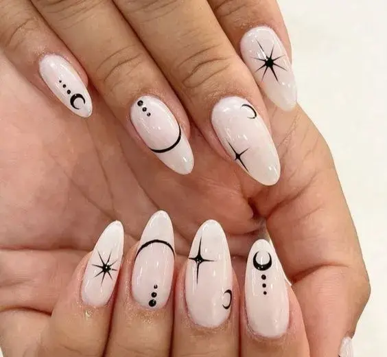 Blanco, negro y bien geométrico. Un nail art que no falla.
