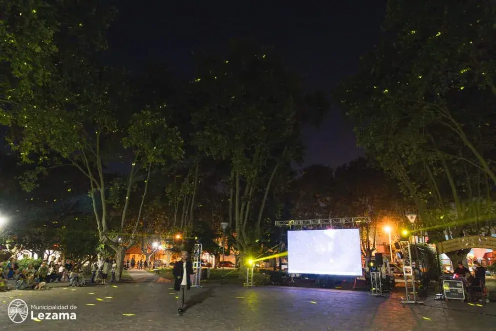 Función de astroturismo en la plaza principal de Lezama