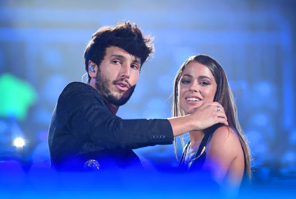 Sebastián Yatra junto a Tini Stoessel en 2019, durante los Premios Juventud.