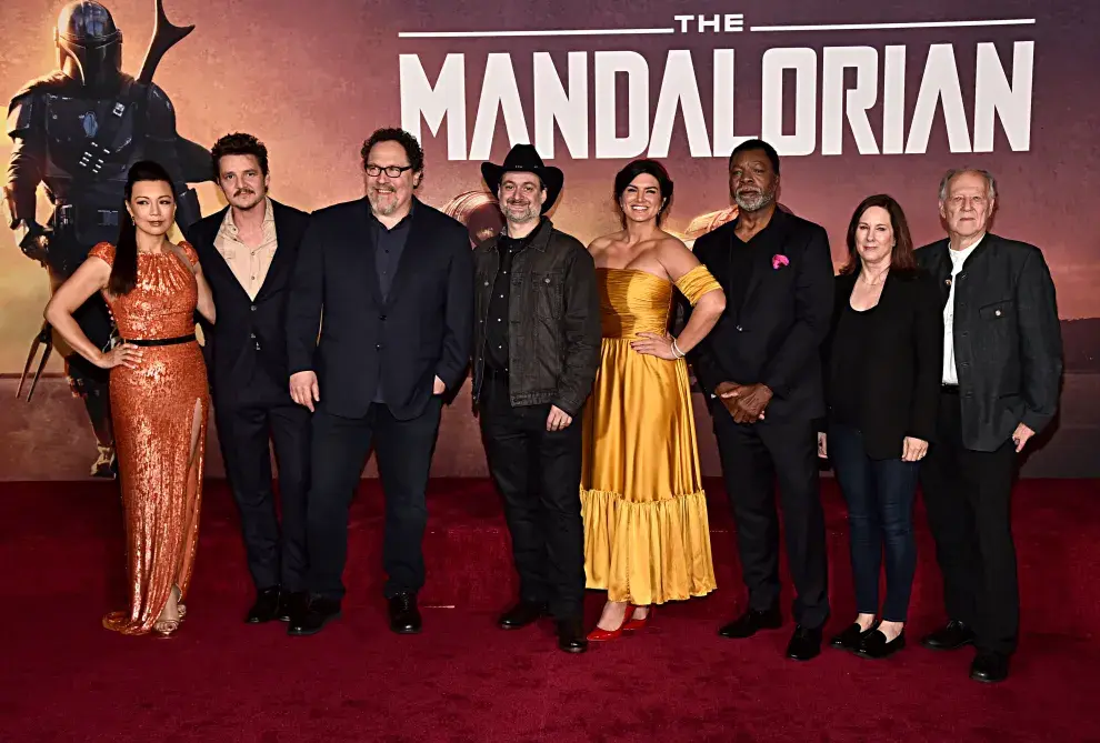 Murió Carl Weathers: en la foto junto a sus compañeros de la serie The Mandalorian.