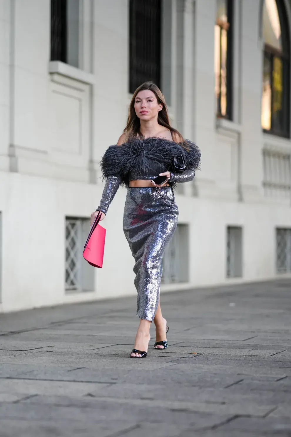 Las plumas con tendencia este invierno, este top de pluma offshoulder combinado con lentejuelas es todo lo que esta bien. Un outfit de party!