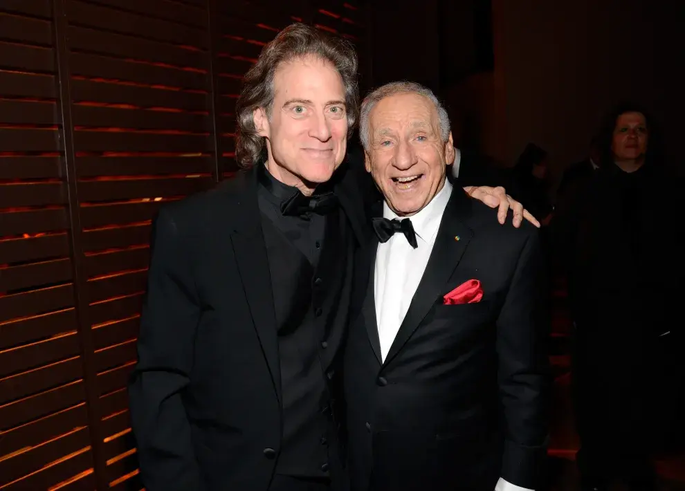 Richard Lewis junto a la leyenda Mel Brooks.