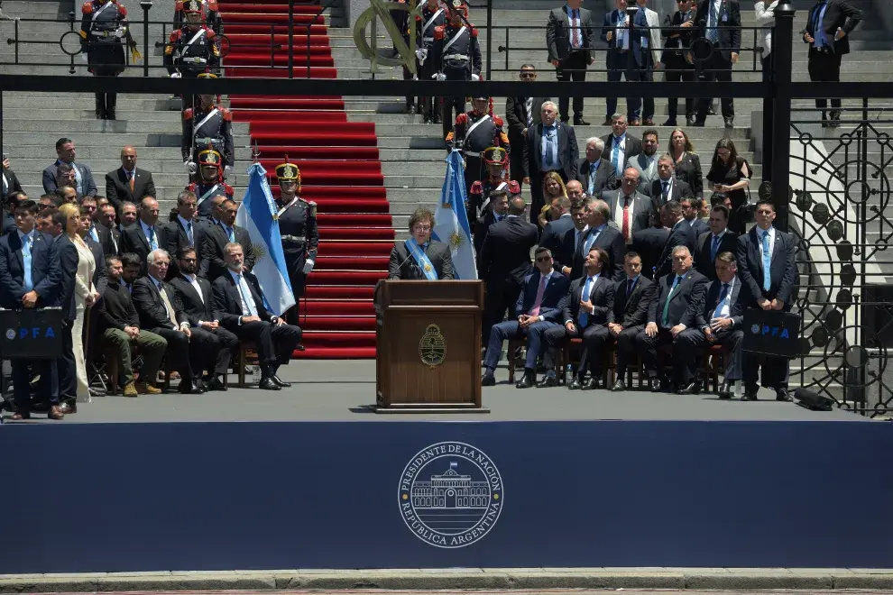 Javier Milei dando su discurso de asunción de espaldas al Congreso.