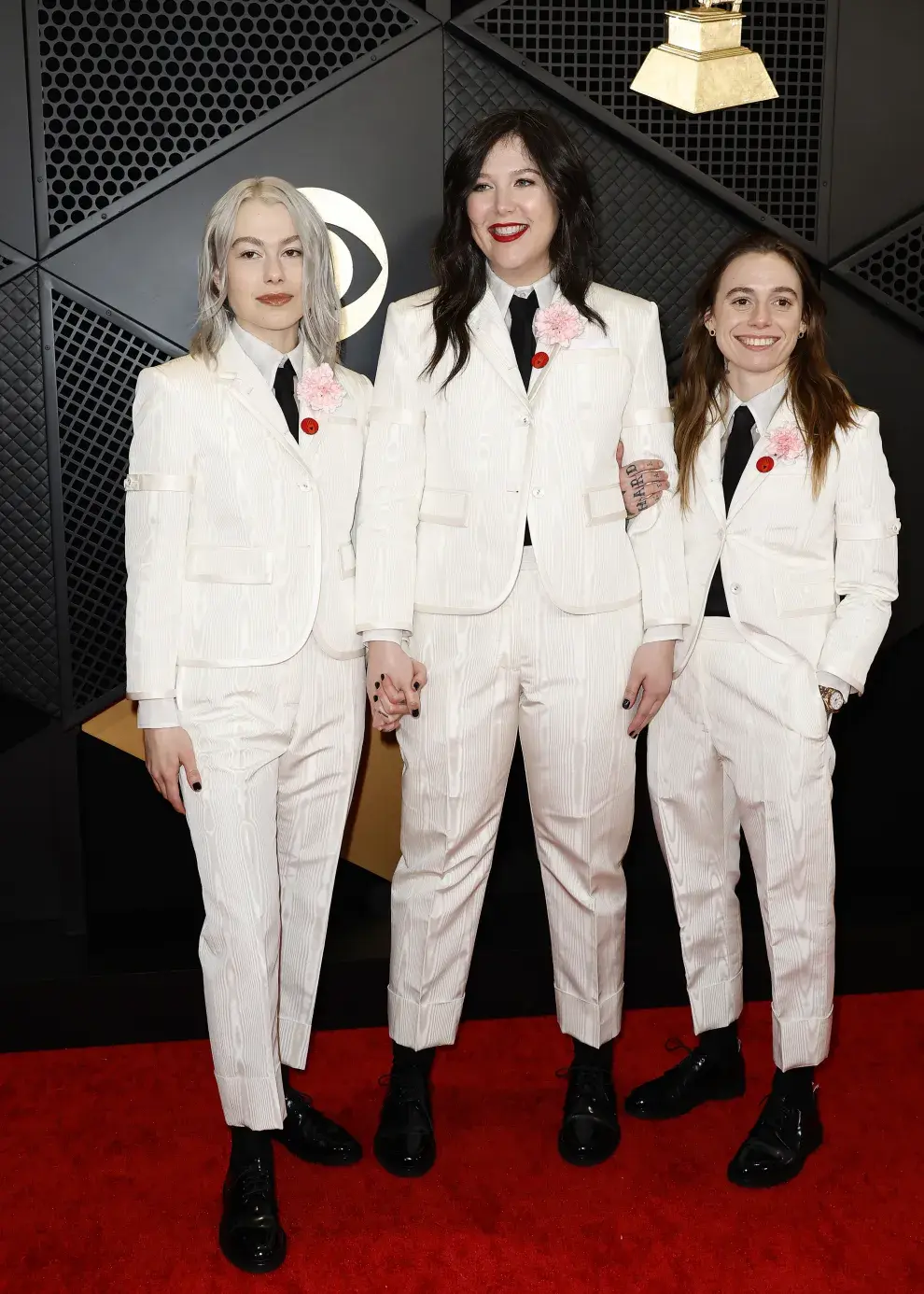 Phoebe Bridgers, Lucy Dacus y Julien Baker en la alfombra roja de los Grammy 2024.