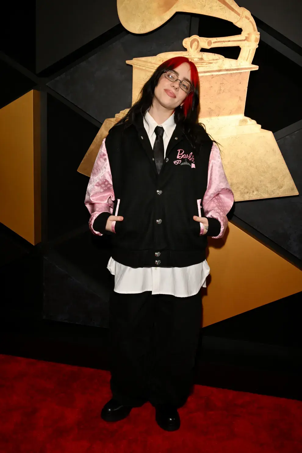 Billie Eilish en la alfombra roja de los Grammy 2024.