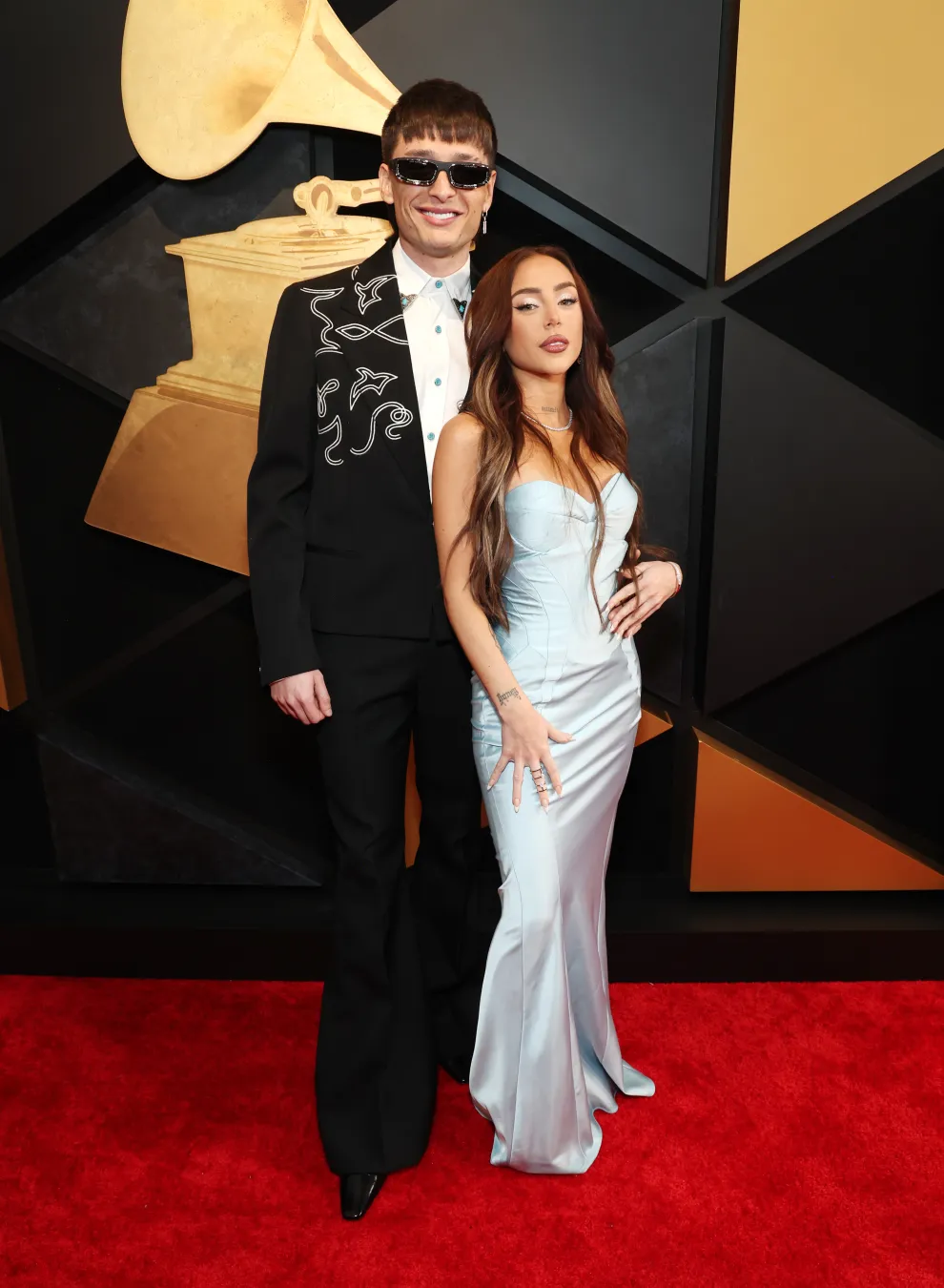  Peso Pluma y Nicki Nicole en la alfombra roja de los Grammy 2024.