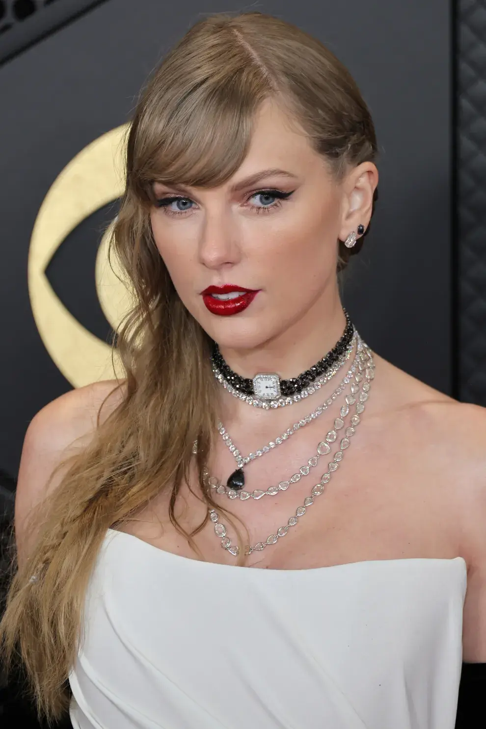 TaylorSwift en la alfombra roja de los Grammy 2024.