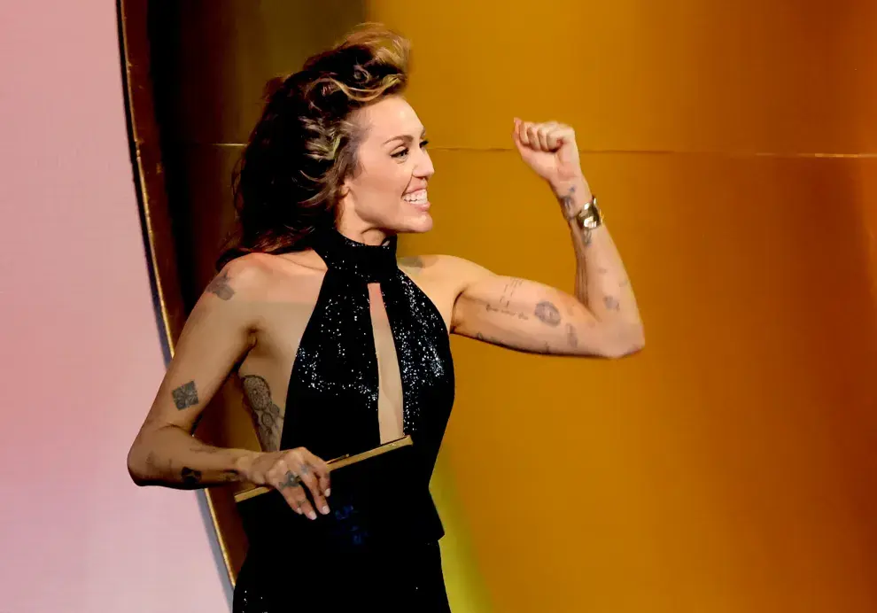 Miley Cyrus recibió su primer Premio Grammy en 17 años de carrera.