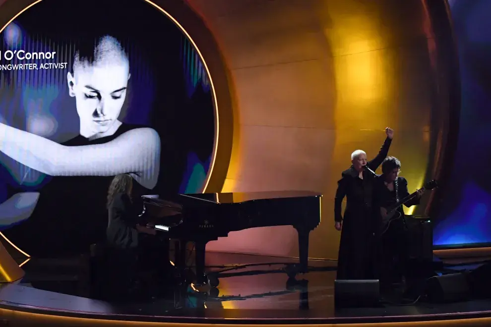 Annie Lennox rindió homenaje a Sinéad O'Connor en los Grammys 2024.