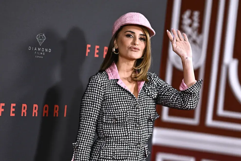 Penélope Cruz impone tendencia en la premiere de Ferrari.