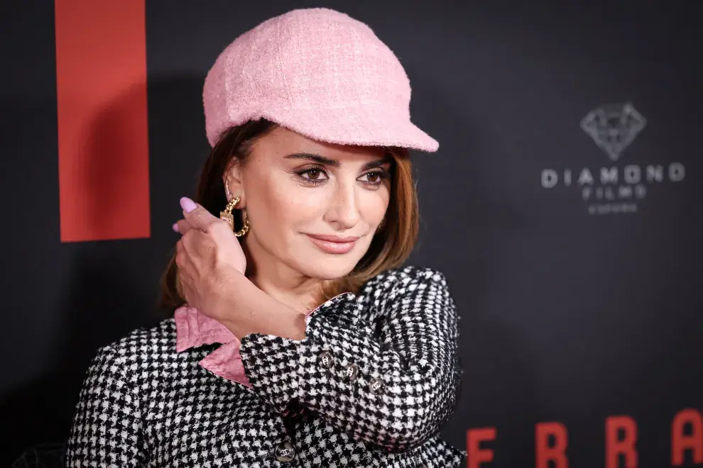 Penélope Cruz impone tendencia en la premiere de Ferrari.